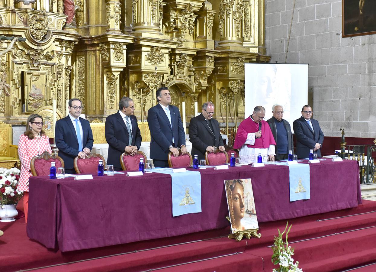 Pregoneros, autoridades, el obispo y directiva de la Cofradía
