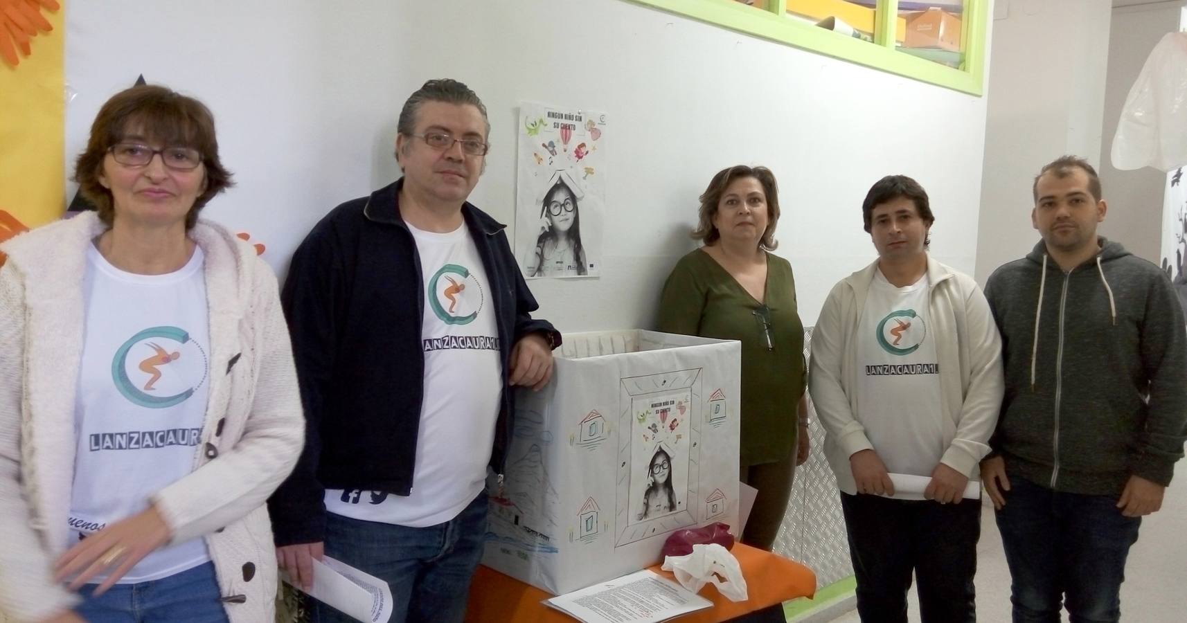 Participantes de la Lanzadera recogiendo libros
