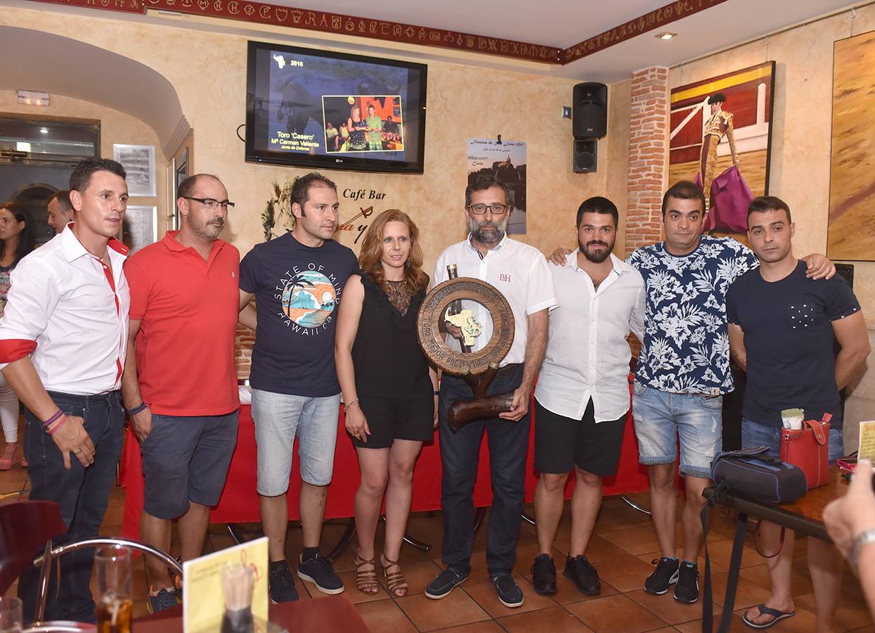 El abanderado de las fiestas con el trofeo Sangre Brava