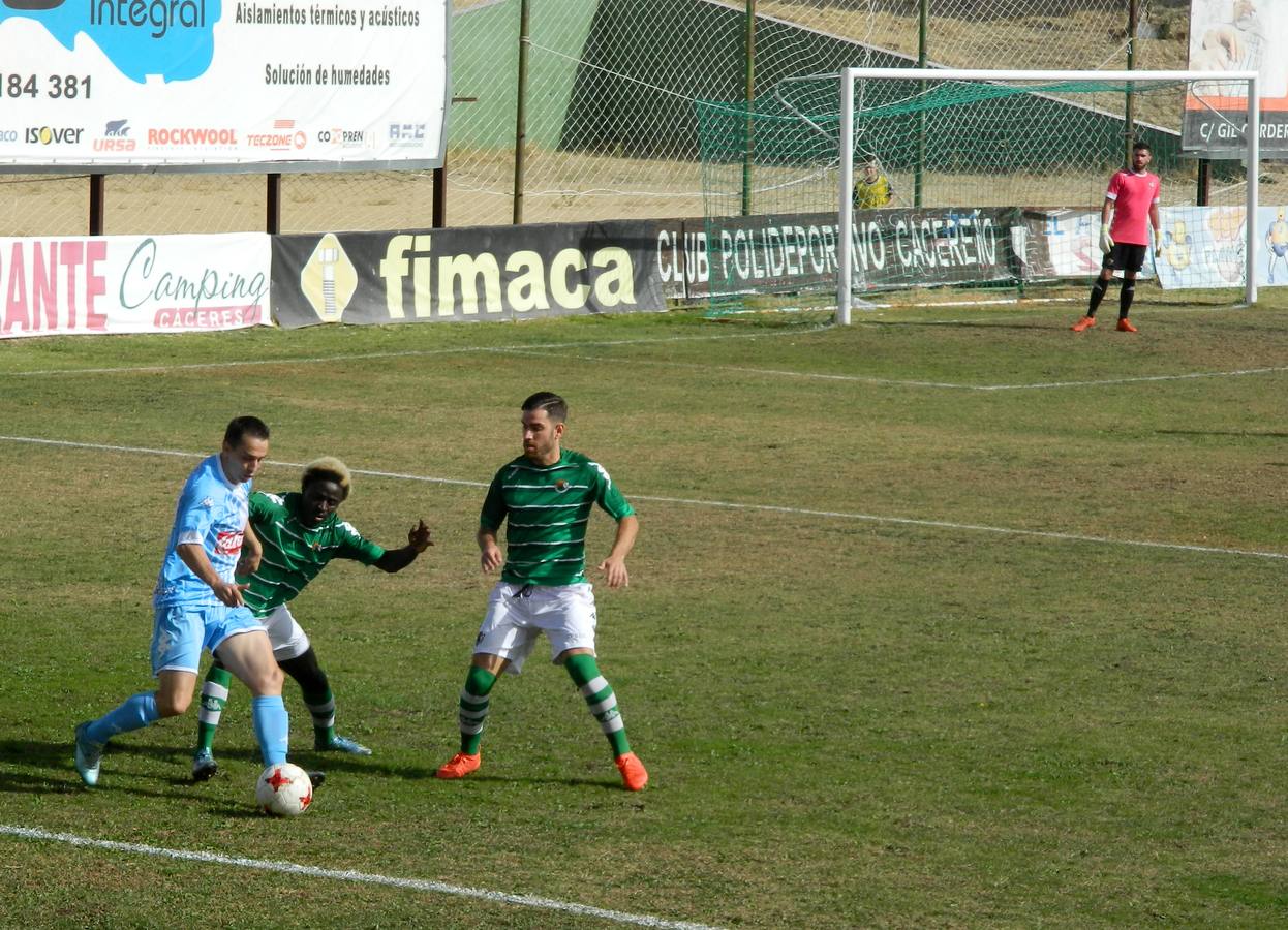 Javito, jugador del Coria en uno de los ataques del conjunto celeste