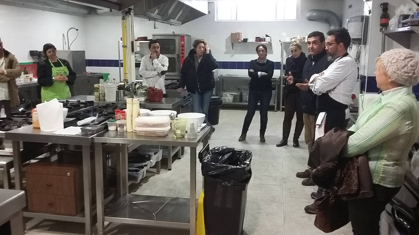 Alumnos del curso, en las instalaciones de cocina del Centro de Adulto