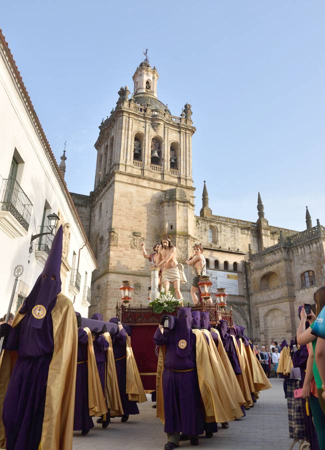 Más de 300 cofrades acompañan al Crucificado