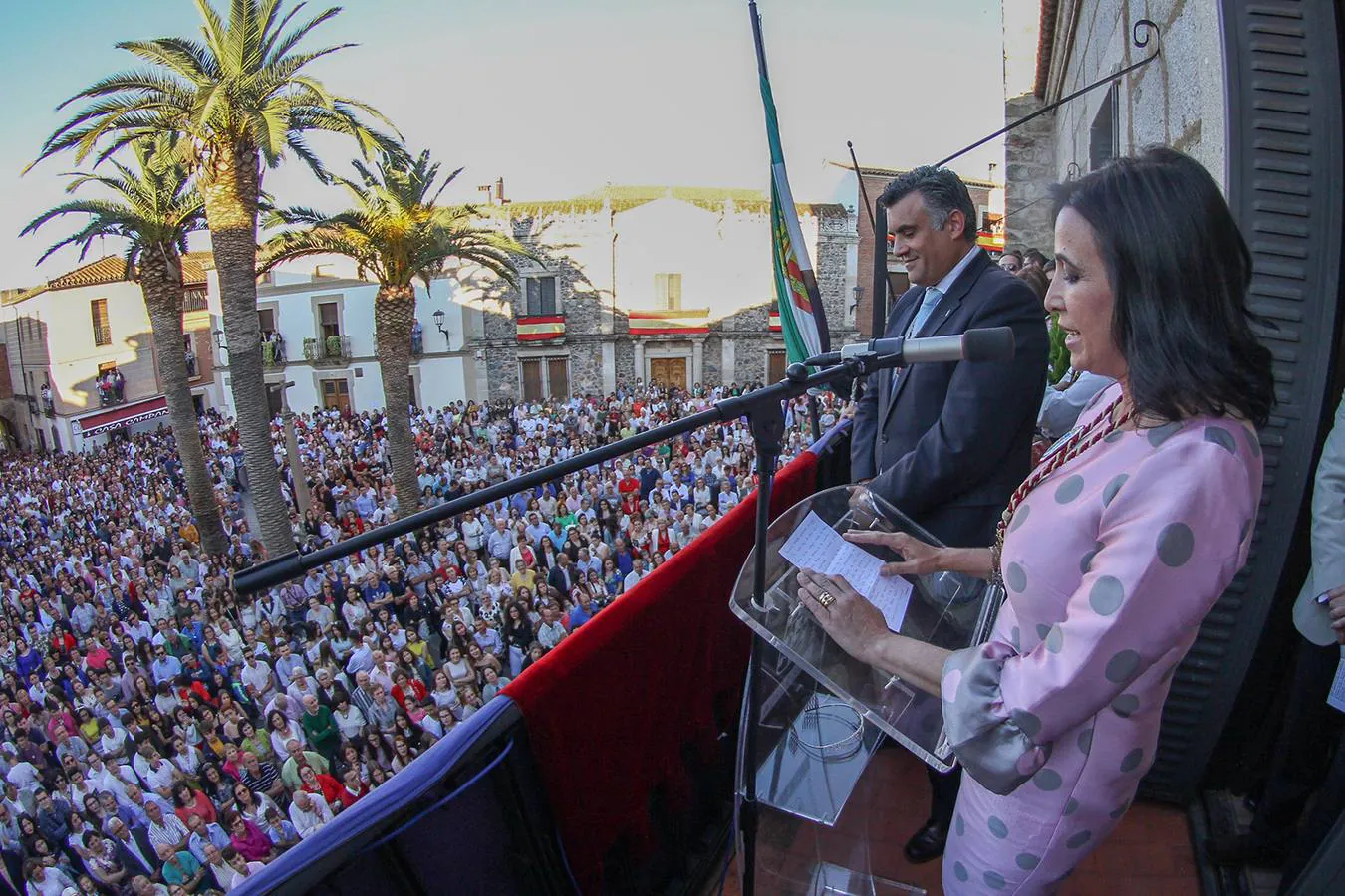 La abanderada de San Juan se dirige al pueblo