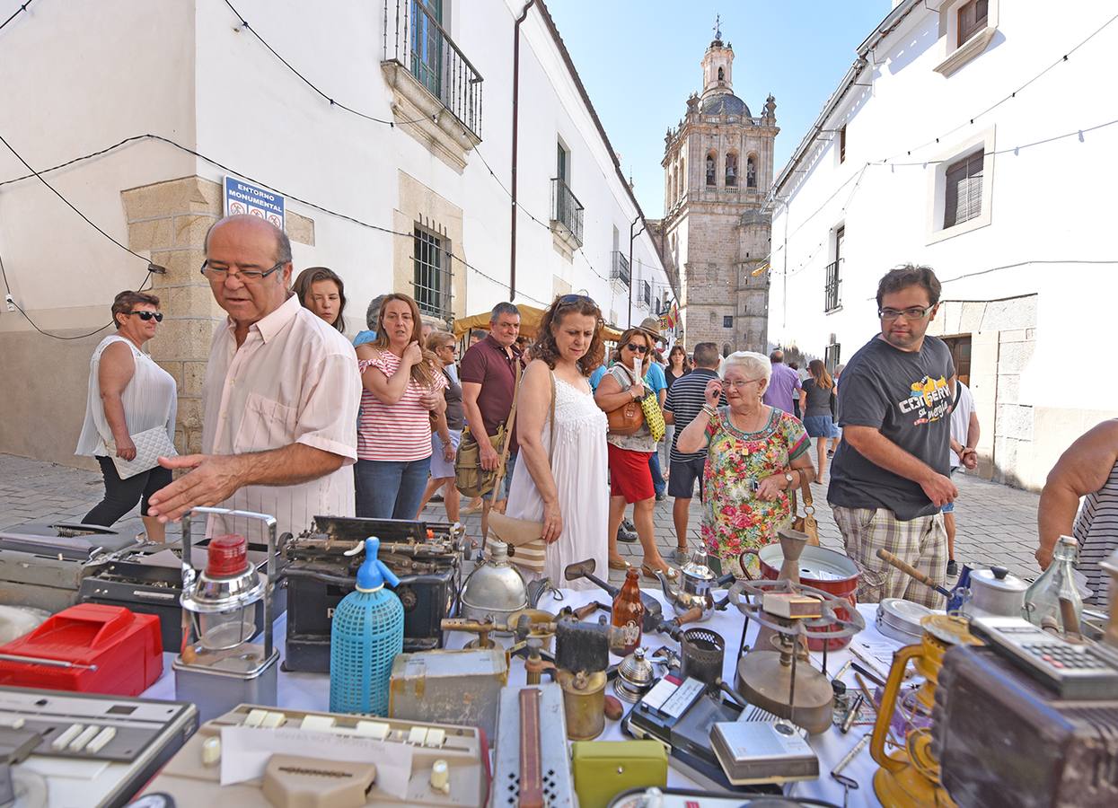 Puesto de antigüedades del Jueves Turístico