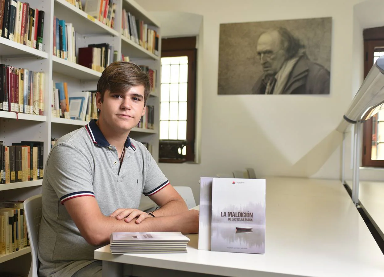 Andrés Astasio posa en la biblioteca Rafael Sánchez Ferlosio
