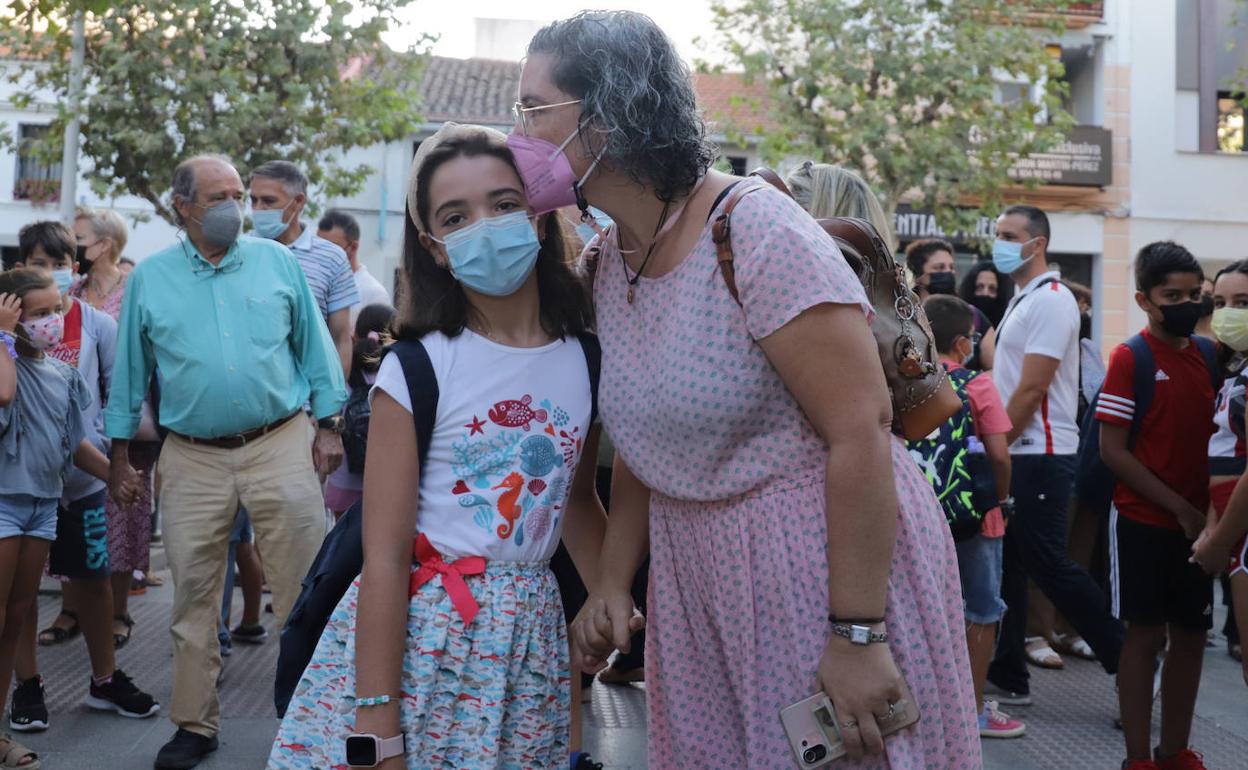 Madre e hija en la despedida de esta mañana en el colegio Francisco Valdés. 