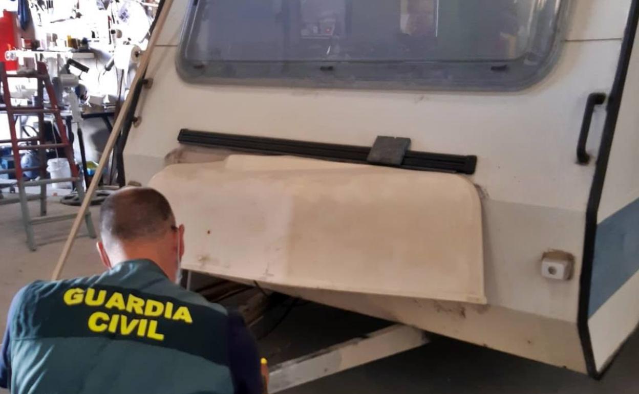 Inspección de una de las caravanas. 