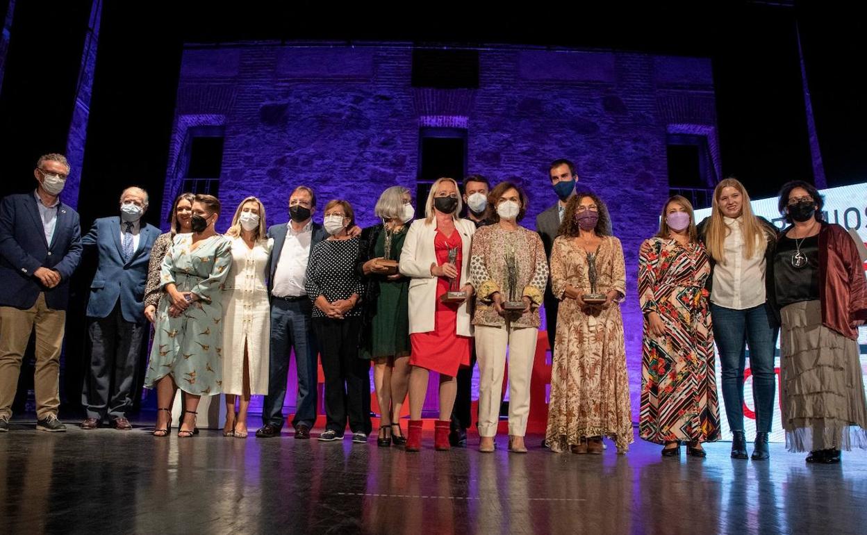 Fotografía de familia de premiadas y autoridades. 