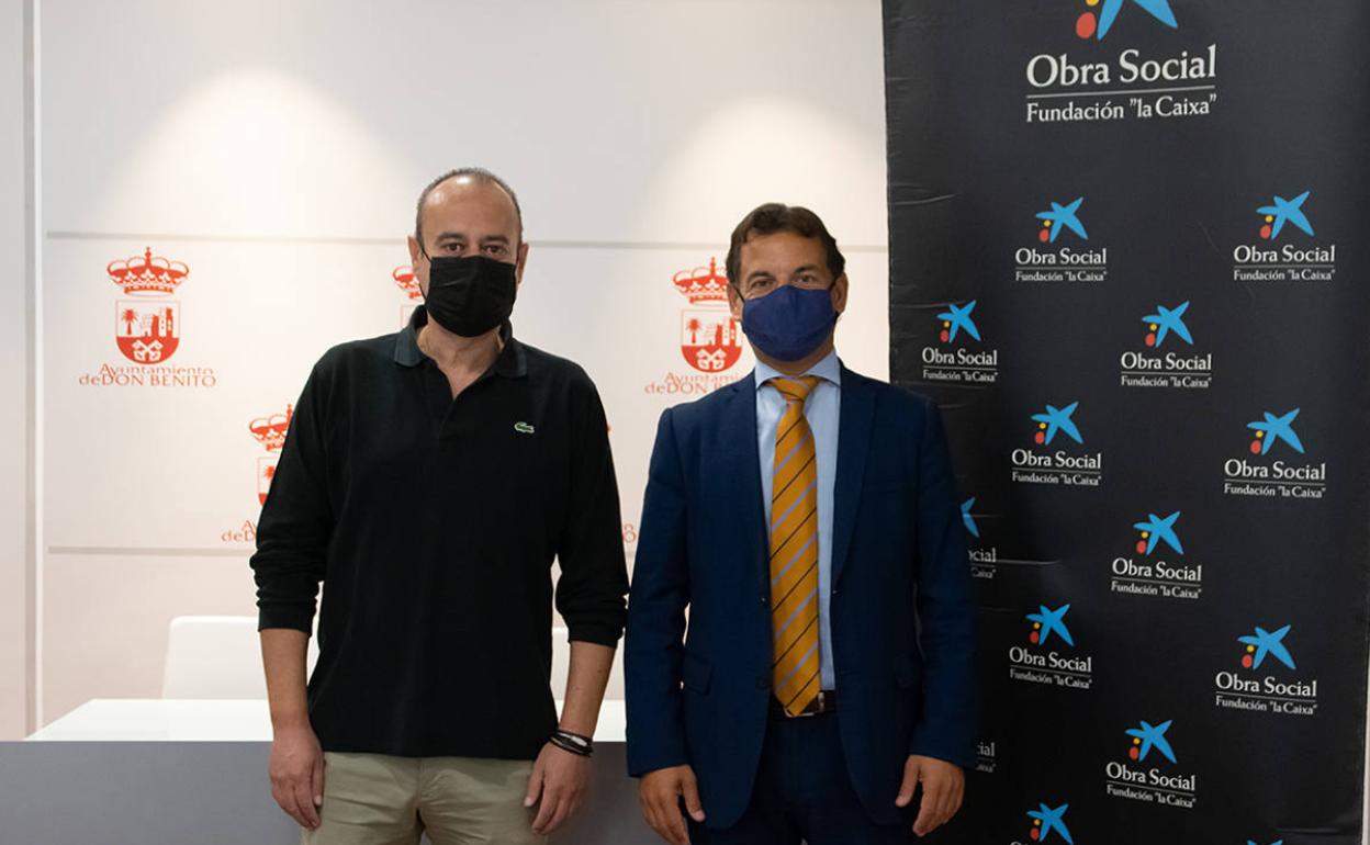 El concejal de Educación junto a un representante de La Caixa en Don Benito. 