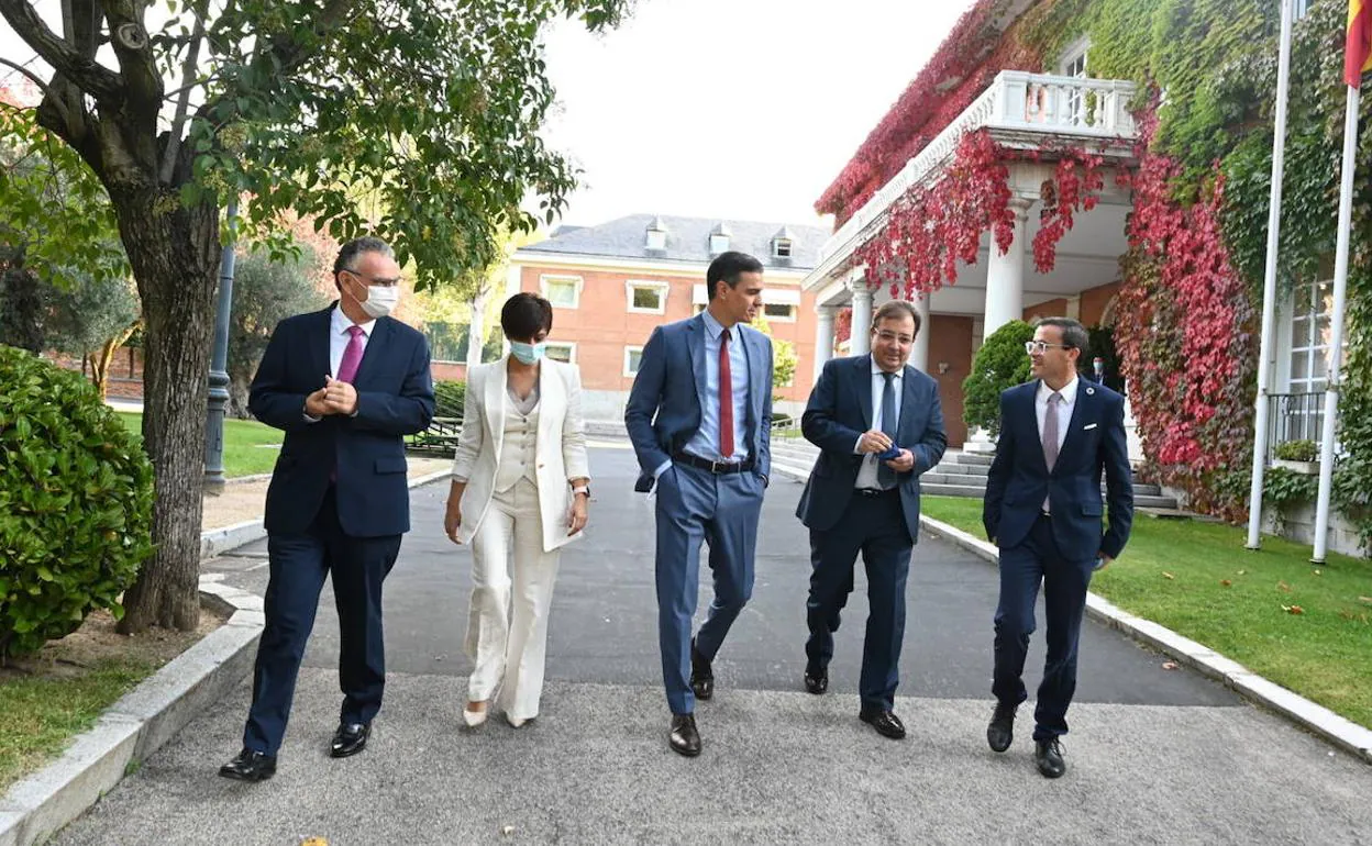 Los cinco representantes del Gobierno nacional, regional y local se han reunido en Moncloa. 