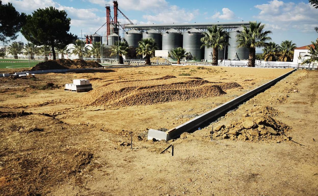 Obras de construcción de la nueva pista de baloncesto. 