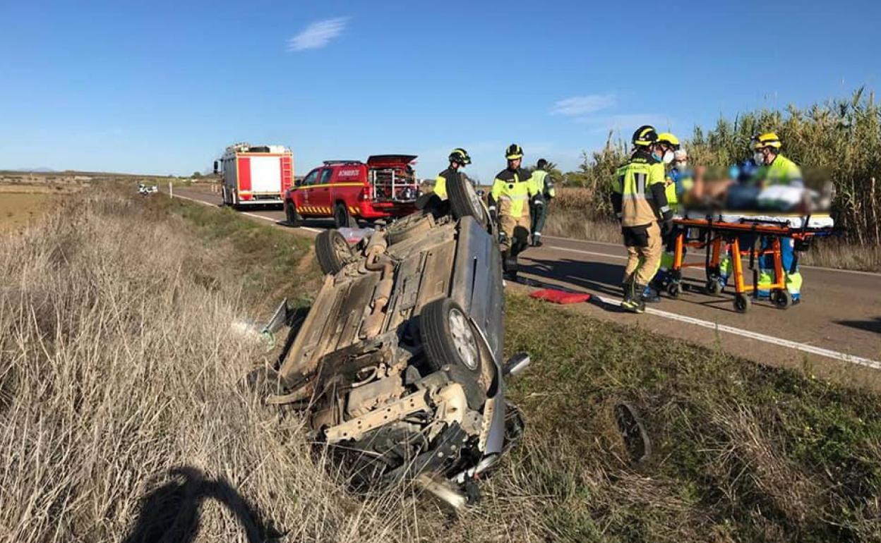 Los bomberos intervienen en un accidente de tráfico en el que ha resultado herido un hombre de 56 años