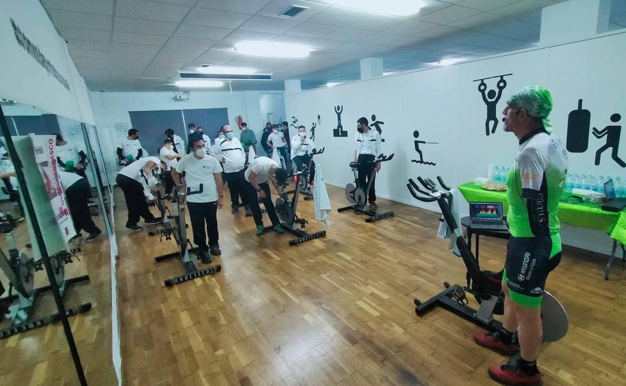 El atleta Kini Carrasco participó en la jornada inaugural. 