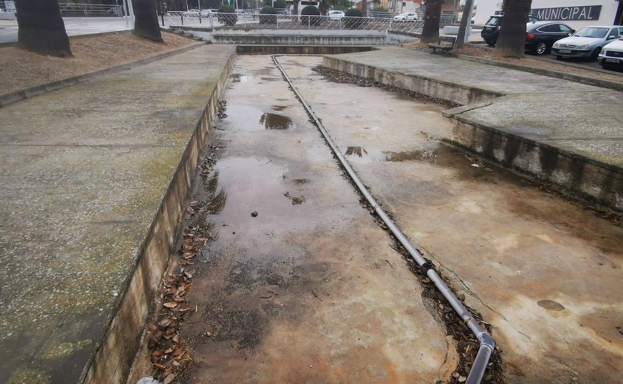 Una de las fuentes a reparar se encuentra junto a la estación de tren. 