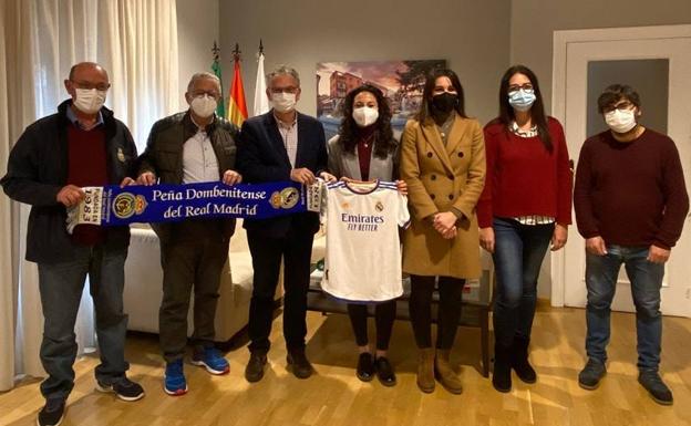 Imagen principal - La jugadora valenciana firmó en el libro de oro y conoció la Peña Dombenitense del Real Madrid. 