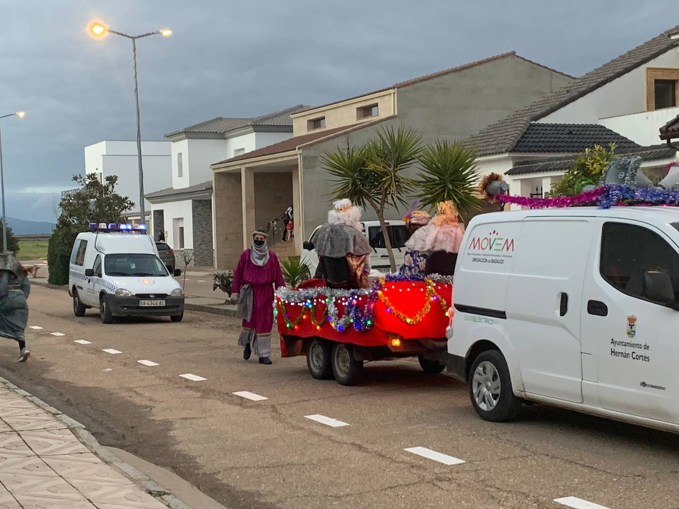 En Hernán Cortés también se hizo un recorrido por todas las calles del pueblo entregando un detalle a los niños y niñas y repartiendo caramelos