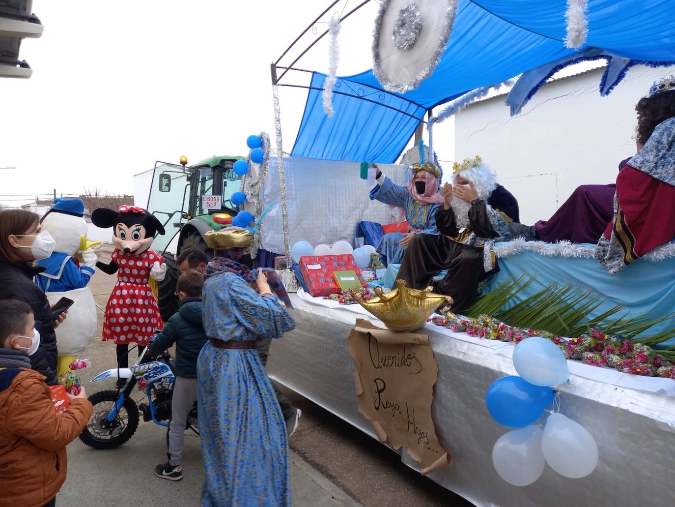 En Gargáligas se recorrieron las calles en las que viven niños entregando un regalo en las puertas de sus casas