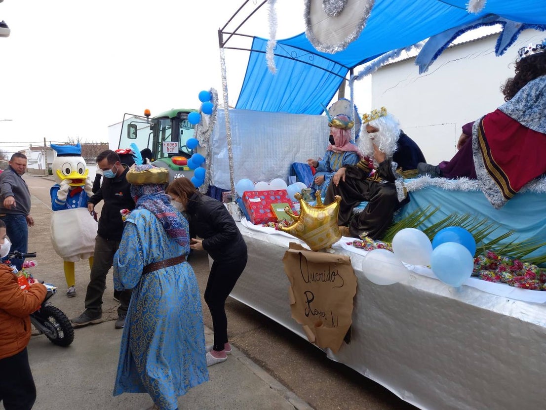 En Gargáligas se recorrieron las calles en las que viven niños entregando un regalo en las puertas de sus casas