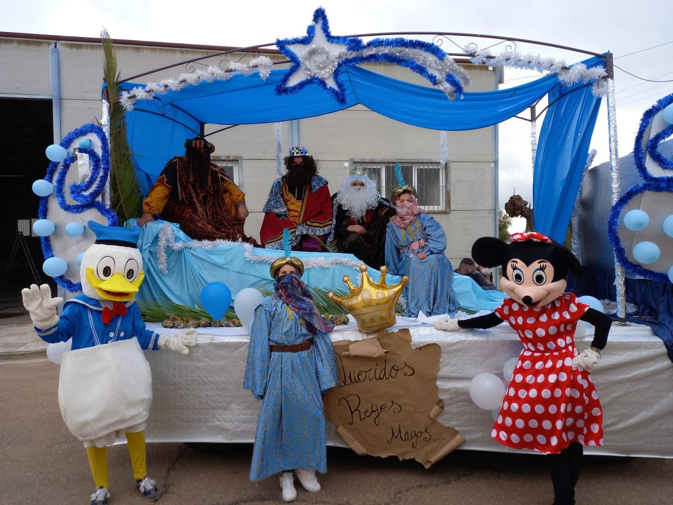 En Gargáligas se recorrieron las calles en las que viven niños entregando un regalo en las puertas de sus casas