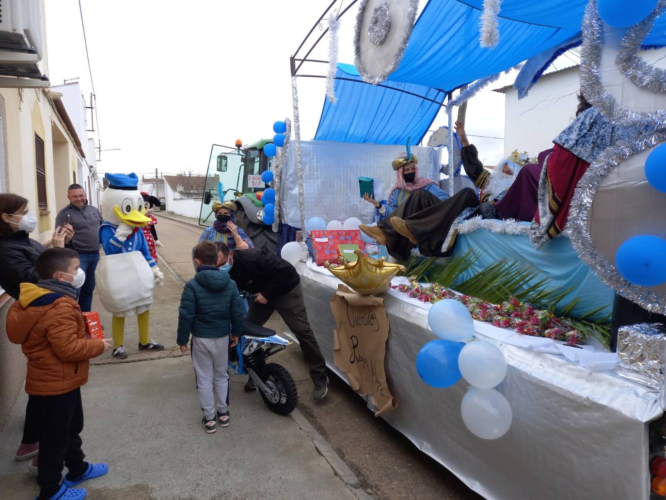 En Gargáligas se recorrieron las calles en las que viven niños entregando un regalo en las puertas de sus casas