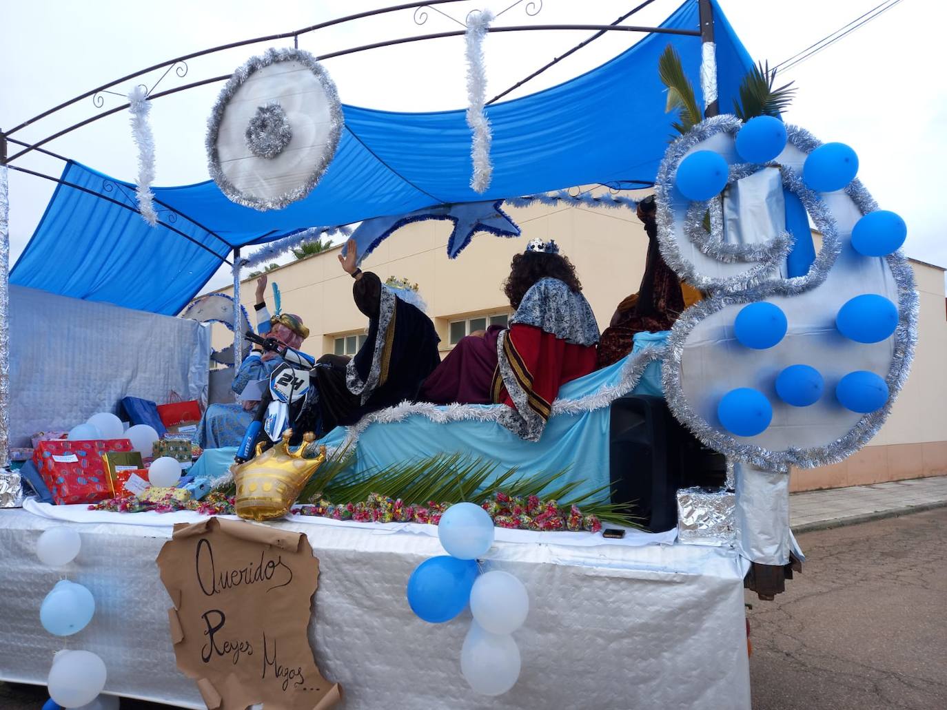 En Gargáligas se recorrieron las calles en las que viven niños entregando un regalo en las puertas de sus casas