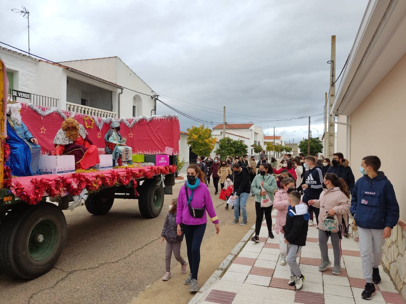En Vivares se recuperó la cabalgata con alguna limitaciones, pero no faltaron caramelos en el recorrido de los Reyes Magos