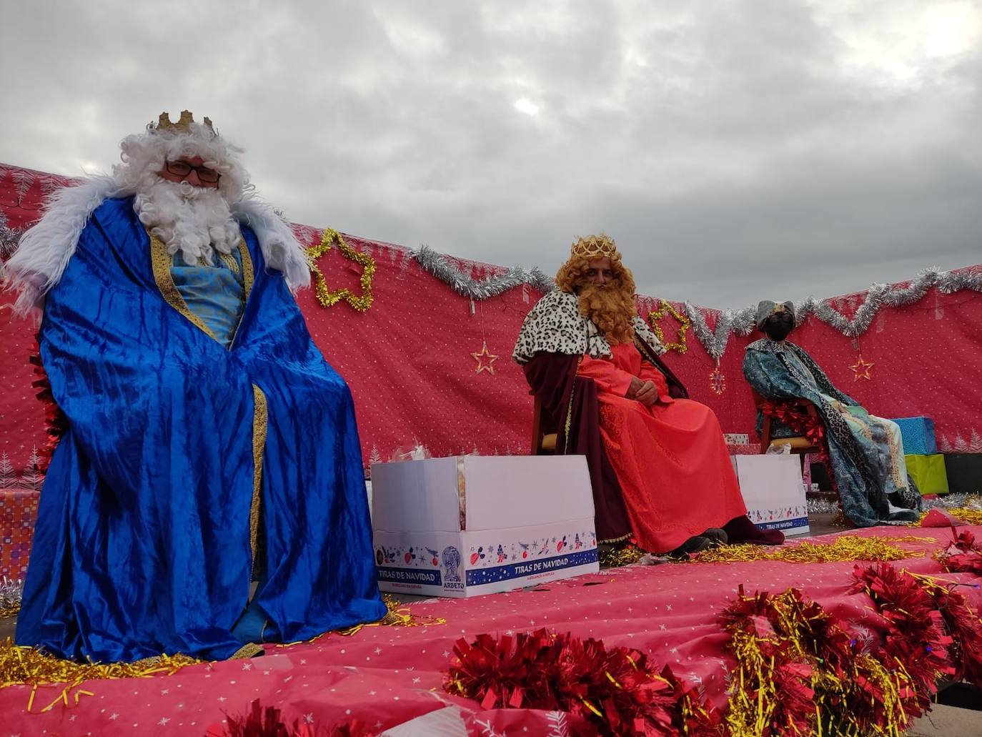 En Vivares se recuperó la cabalgata con alguna limitaciones, pero no faltaron caramelos en el recorrido de los Reyes Magos