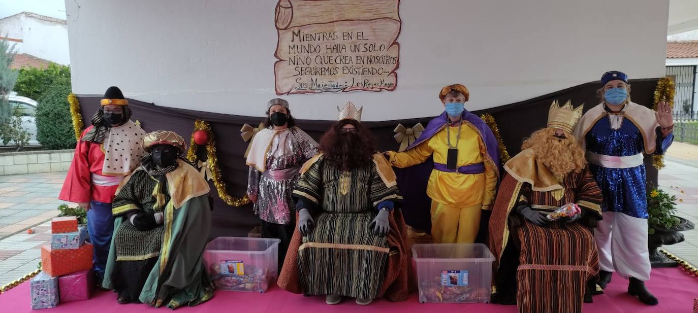 En Valdehornillos también han estado los Reyes Magos en un recorrido desde el Ayuntamiento para entregar un juguete y chucherías a los más pequeños