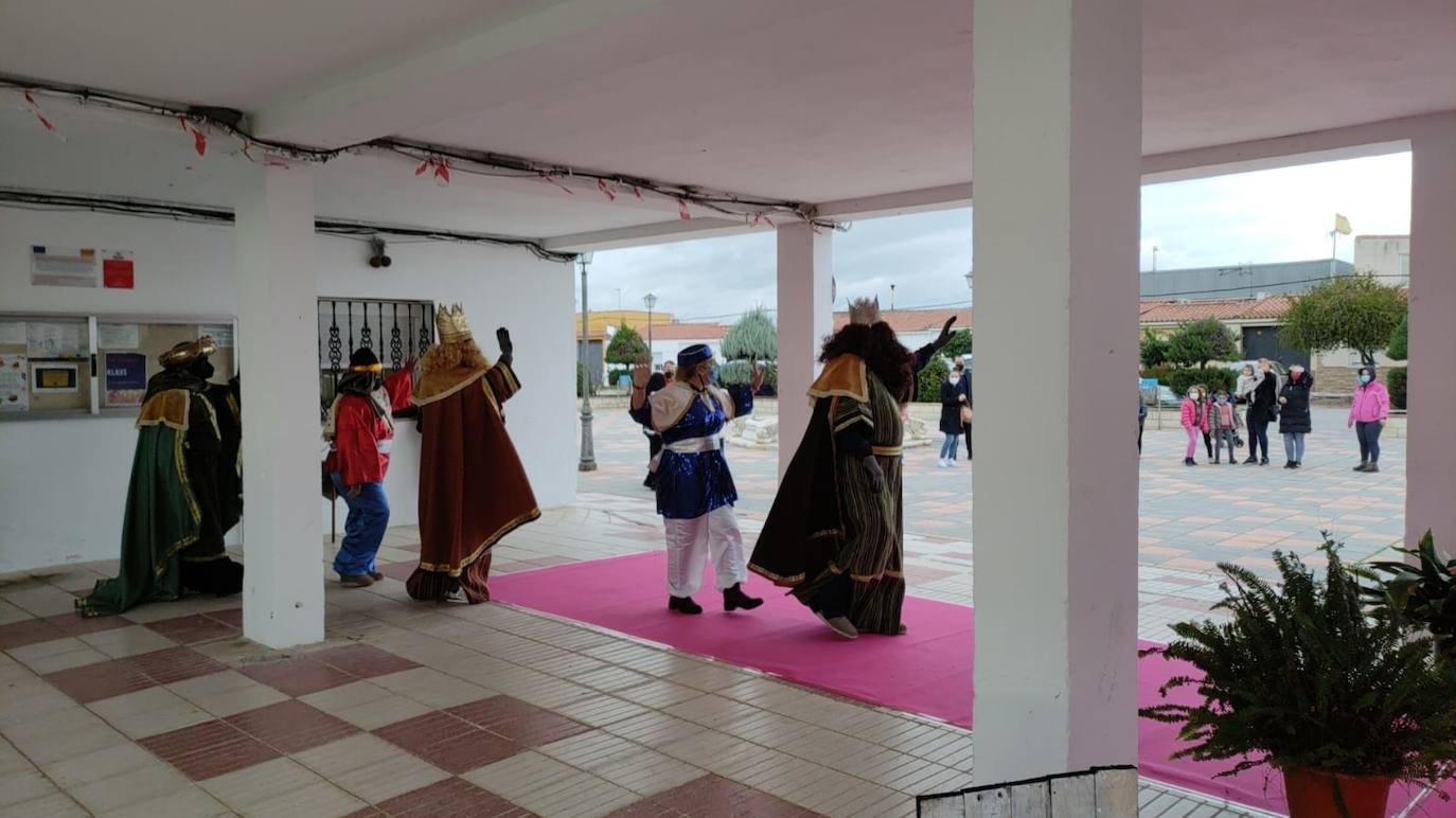 En Valdehornillos también han estado los Reyes Magos en un recorrido desde el Ayuntamiento para entregar un juguete y chucherías a los más pequeños