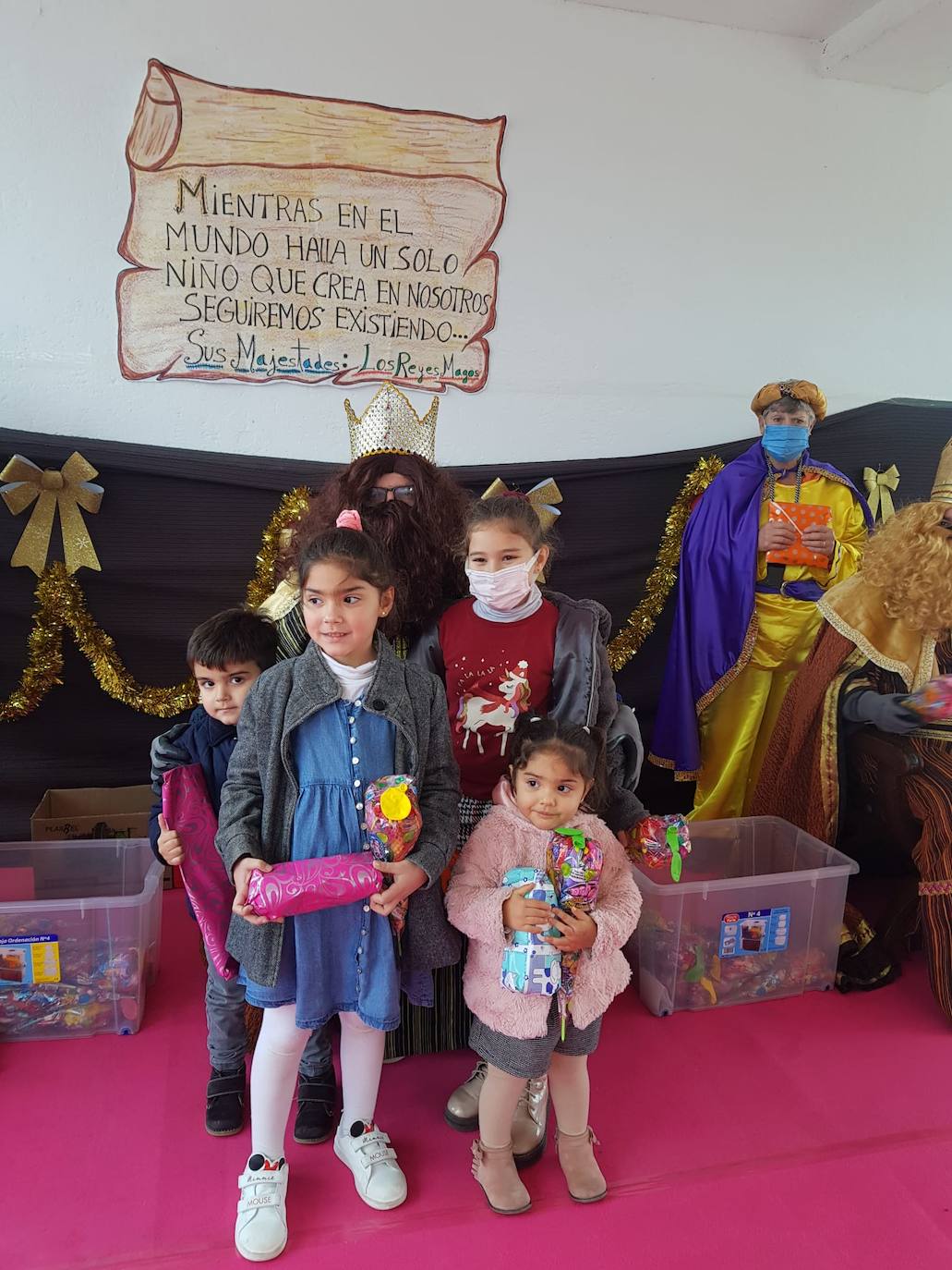 En Valdehornillos también han estado los Reyes Magos en un recorrido desde el Ayuntamiento para entregar un juguete y chucherías a los más pequeños
