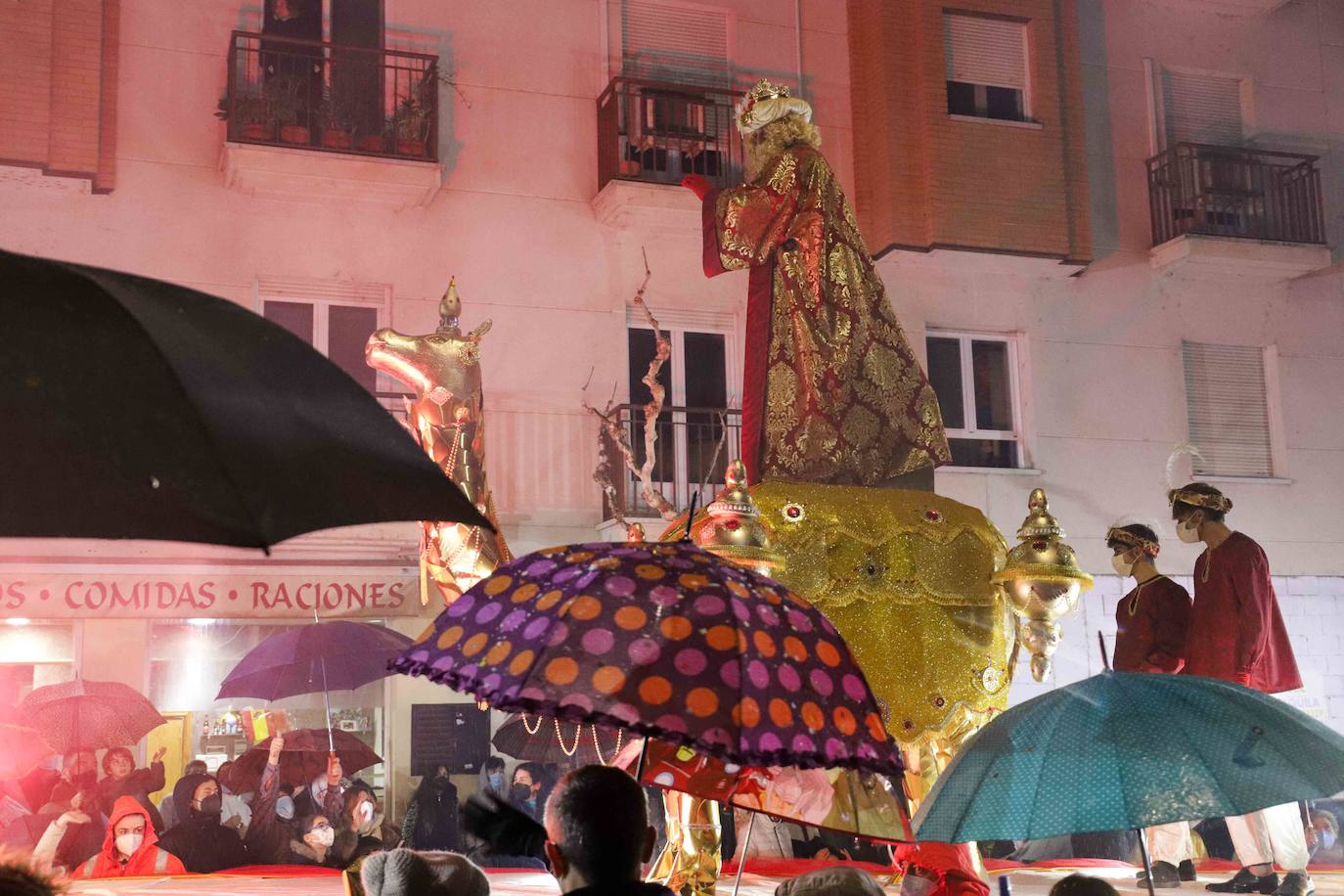 Los más pequeños, los que más disfrutaron de la cabalgata de Reyes.