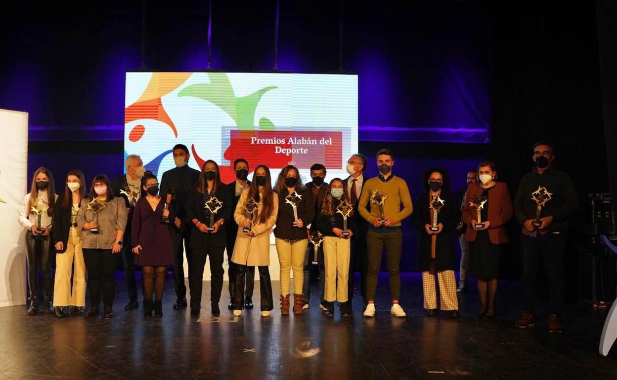 Fotografía de familia de ganadores, familiares y autoridades. 