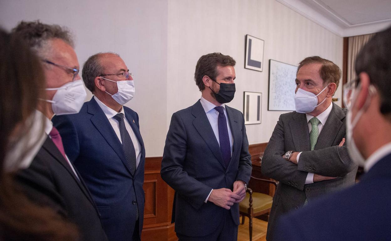 De izquierda a derecha, José Luis Quintana, José Antonio Monago, Pablo Casado, Antonio Huertas y Miguel Ángel Gallardo. 
