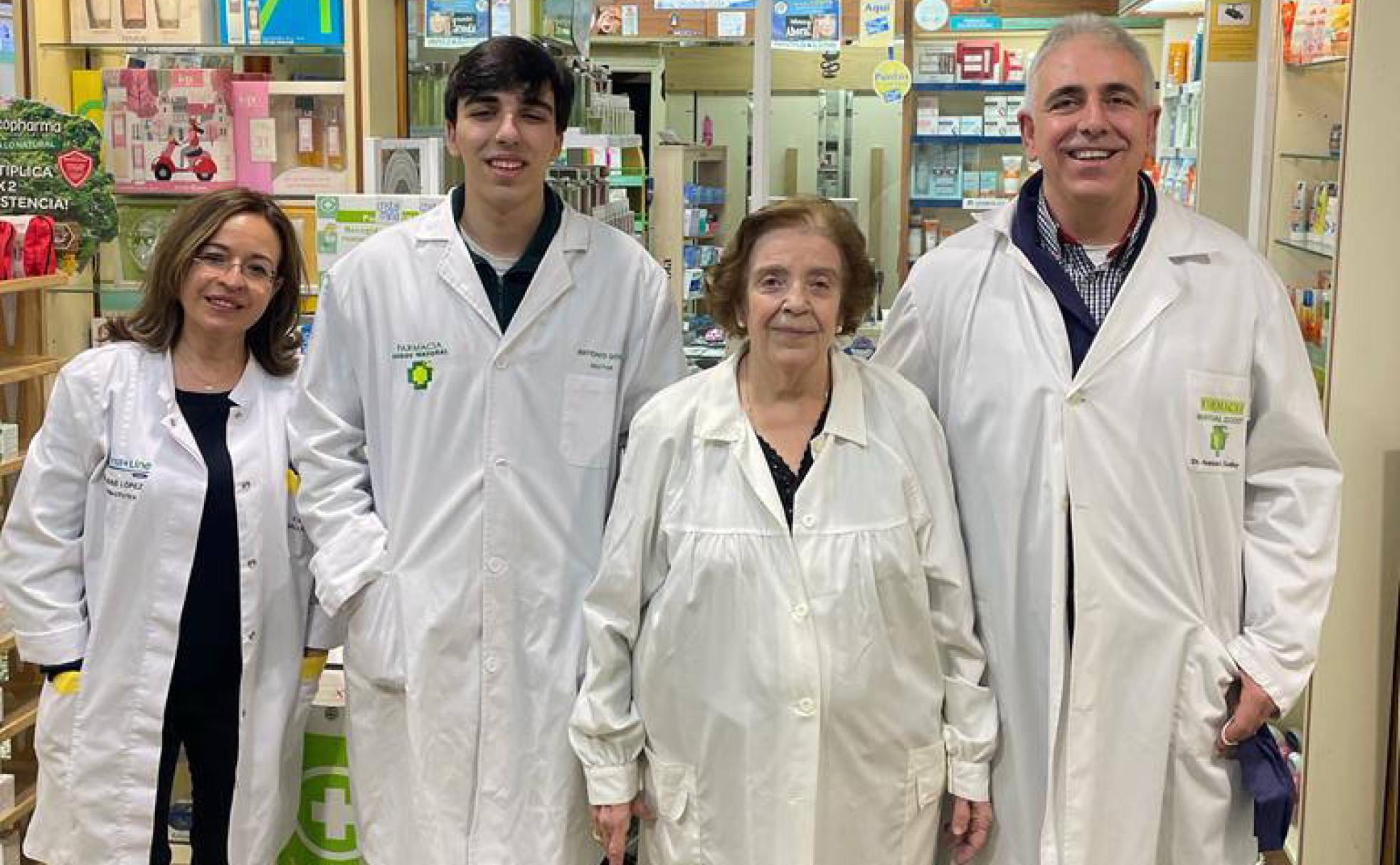 Los cuatro farmacéuticos, una jubilada, dos en activo y uno en proyecto, todos formados en la Complutense de Madrid. 