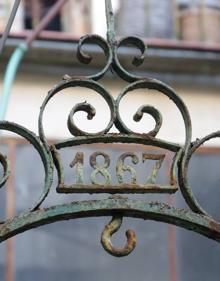 Imagen secundaria 2 - El negocio familiar, el refugio y la forja en el pozo que recuerda su construcción. 