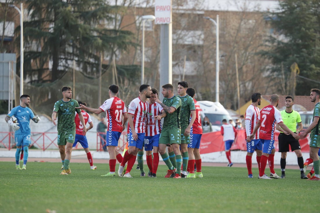 Pequeña tangana entre ambos equipos sobre el césped.