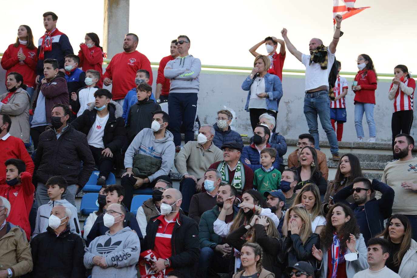 Aficionados justo después de señalarse el penalti.