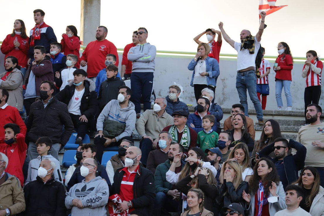 Aficionados justo después de señalarse el penalti.
