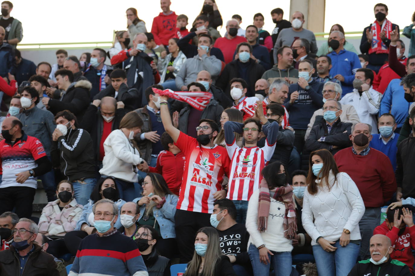 Aficionados rojiblancos justo después de señalarse el penalti a favor de los suyos.