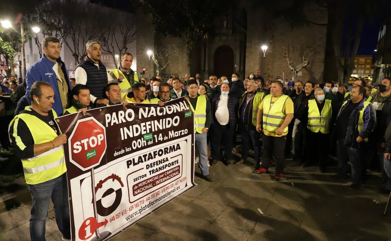 Los transportistas llevan sus reivindicaciones a la plaza de España de Don  Benito | Hoy