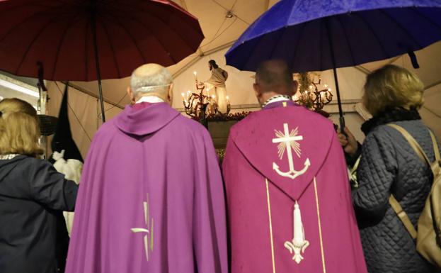 Imagen principal - Momentos de la procesión. 