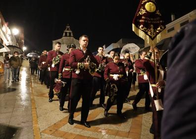 Imagen secundaria 1 - Momentos de la procesión. 