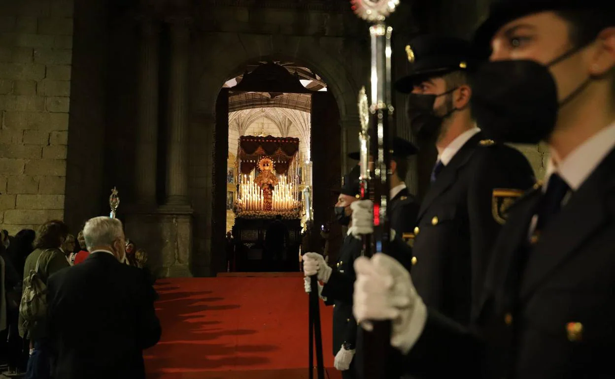 El paso de la Virgen de los Dolores asoma por la iglesia de Santiago. 