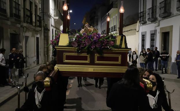 Imagen principal - Momentos de la procesión del Cristo Yacente. 