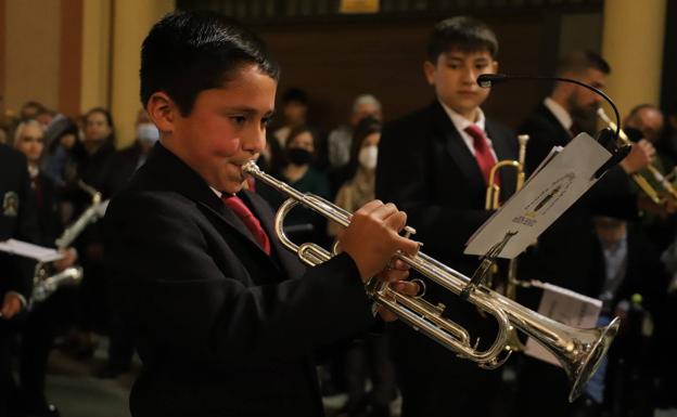 Imagen principal - Momentos de la procesión de La Soledad. 