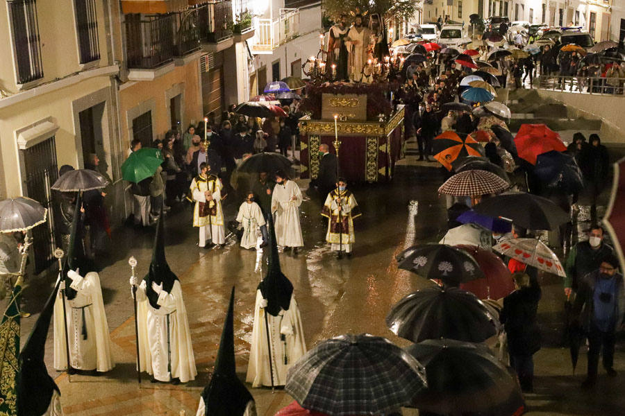 La lluvia no impidió el estreno del Cristo del Perdón en el Lunes Santo.