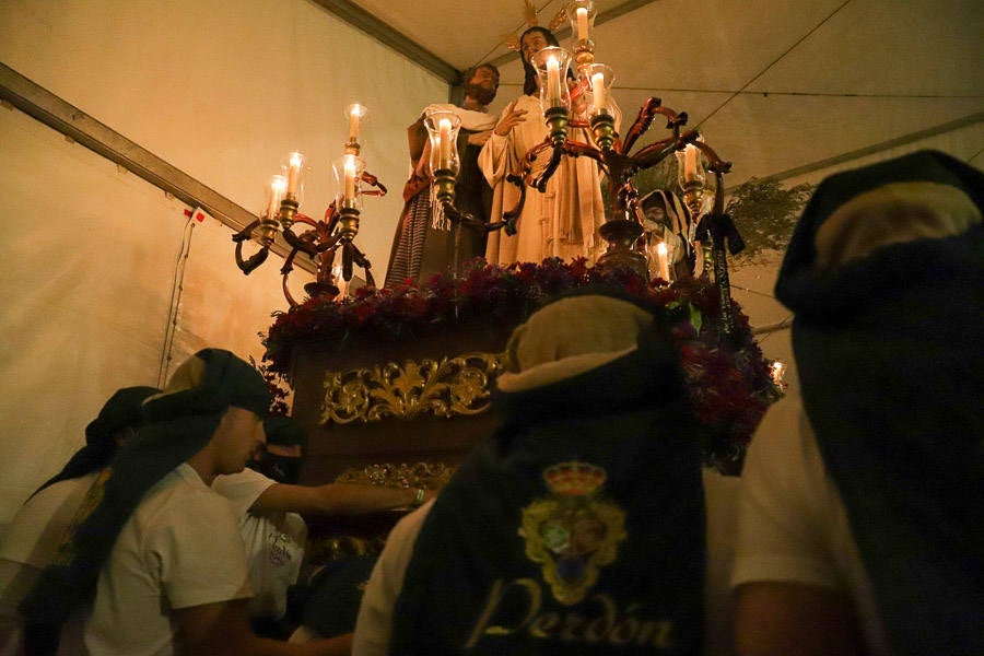 La lluvia no impidió el estreno del Cristo del Perdón en el Lunes Santo.