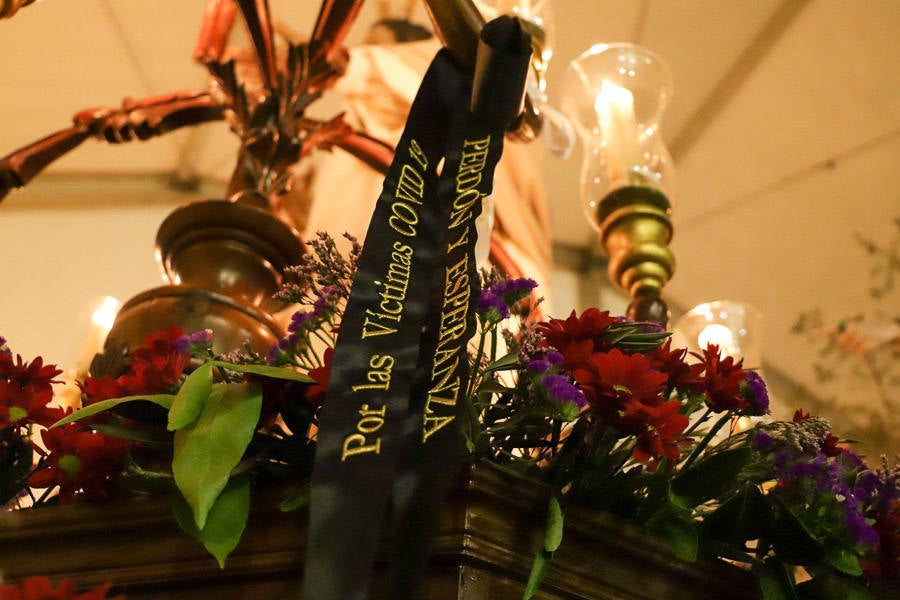 La lluvia no impidió el estreno del Cristo del Perdón en el Lunes Santo.