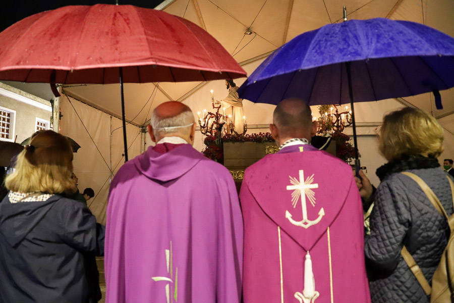 La lluvia no impidió el estreno del Cristo del Perdón en el Lunes Santo.