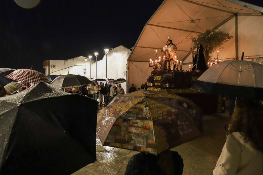 La lluvia no impidió el estreno del Cristo del Perdón en el Lunes Santo.